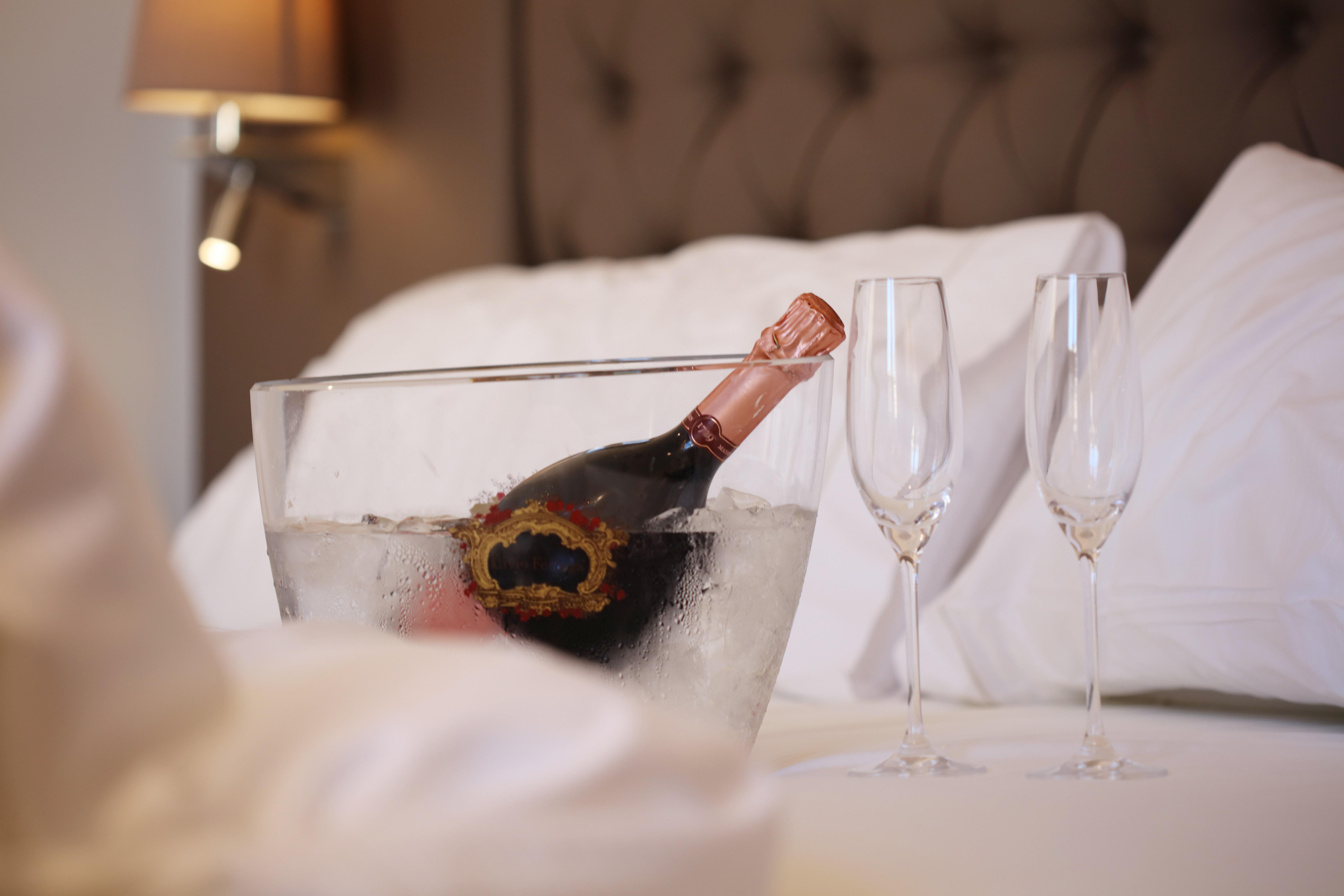 Bo Hotel Palma Екстериор снимка A bottle of Champagne in a bucket of ice