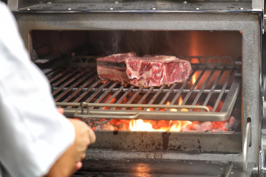 Bo Hotel Palma Екстериор снимка A steak being cooked on a barbecue